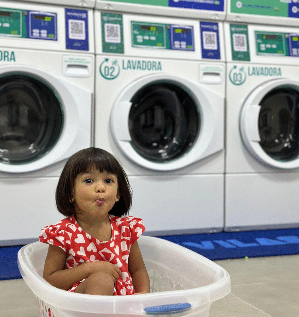Menina na lavanderia